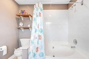 Shower, towels - Bethany Breeze Townhouse with High-Speed WiFi, Shared Pool, & Washer/Dryer (Frankford)