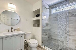 Shower, towels - Updated Bahamas Beach Cottage home, close to Bethany Beach (Bethany Beach)