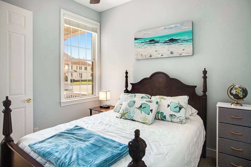 Tabla de planchar con plancha, wifi, ropa de cama