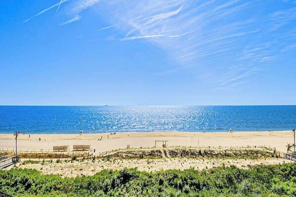 On the beach - Sea Colony Vacation Condo Near the Beach w/Free WiFi, Private Washer and Dryer (Bethany Beach)