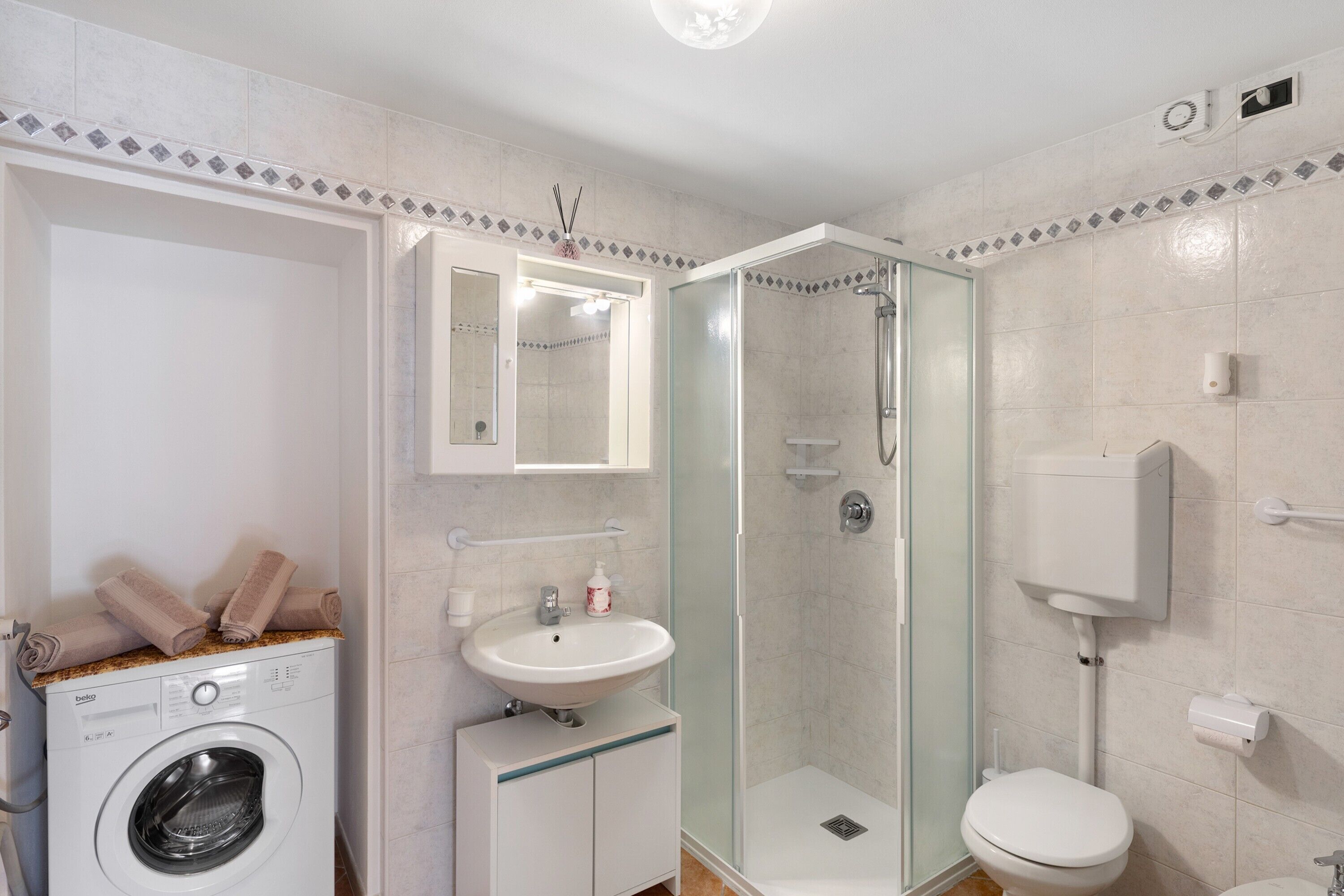 Shower, hair dryer, towels