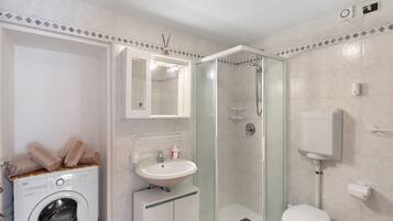 Shower, hair dryer, towels