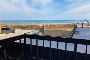 Property grounds - Sea Colony oceanfront condo with WiFi, balcony, w/d, & pool/tennis (Bethany Beach)