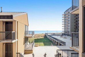 Property grounds - 2nd Floor Ocean View Condo with Balcony, Shared Pool/HT/Tennis, AC (Bethany Beach)