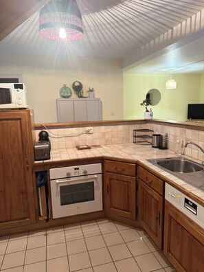 Fridge, microwave, oven, stovetop - Gîte Mafate: beach, nature, animals in Brittany (Saint-Nic)