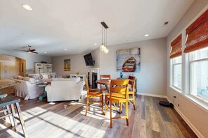 Dining - Bayside Resort condo - fireplace, central AC & private W/D - pools, gym & golf (Selbyville)