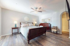 Desk, iron/ironing board, WiFi, bed sheets - Bayside Resort condo - fireplace, central AC & private W/D - pools, gym & golf (Selbyville)