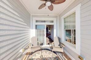 Terrace/patio - Bayside Resort condo - fireplace, central AC & private W/D - pools, gym & golf (Selbyville)