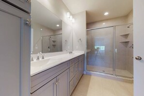 Shower, hair dryer, towels - Lovely townhouse with central AC, washer/dryer, & fast WiFi (Ocean View)