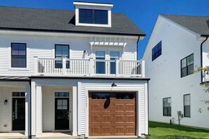 Exterior - Lovely townhouse with central AC, washer/dryer, & fast WiFi (Ocean View)