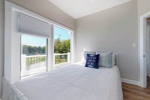 Iron/ironing board, travel cot, WiFi, bed sheets - Lovely townhouse with central AC, washer/dryer, & fast WiFi (Ocean View)