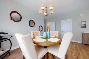 Dining - Lovely townhouse with central AC, washer/dryer, & fast WiFi (Ocean View)