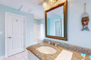 Shower, towels - Sunny townhome steps from beach with WiFi, fireplace, AC & washer/dryer (Bethany Beach)