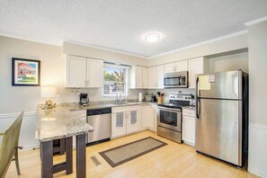 Fridge, microwave, oven, stovetop - Bright Turtle Walk escape near the beach & town with screened porch, grill & AC (Bethany Beach)