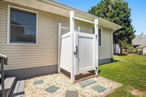 Property grounds - Bright Turtle Walk escape near the beach & town with screened porch, grill & AC (Bethany Beach)