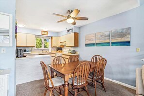 Dining - Updated Sea Colony condo with pools, hot tubs, lake views, & high-speed WiFi (Bethany Beach)