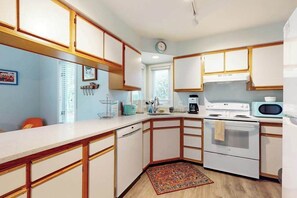 Fridge, microwave, oven, stovetop - Stewards Watch townhome near beach with screened porch, pool & tennis access (Bethany Beach)