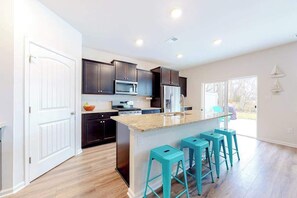 Fridge, microwave, oven, stovetop - Ocean View Beach Club home with fast WiFi, central A/C, & community amenities (Ocean View)