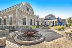 Outdoor dining - Ocean View Beach Club home with fast WiFi, central A/C, & community amenities (Ocean View)