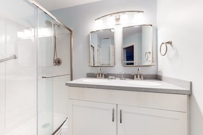 Shower, hair dryer, towels - East of the Sun condo w/ central AC, W/D, & shared pool - under 1 mile to beach (Fenwick Island)