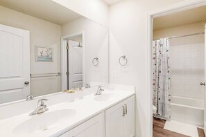 Shower, hair dryer, towels - Elegant home in Millville by the Sea with 2 pools, gym, dock & W/D (Millville)