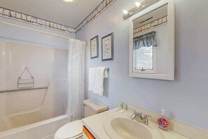Shower, hair dryer, towels - Bethany Pines townhome with pool, tennis, & private washer/dryer - near beach (Bethany Beach)
