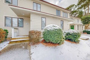 Exterior - Bethany Pines townhome with pool, tennis, & private washer/dryer - near beach (Bethany Beach)