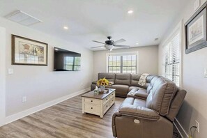 TV, offices - Fully renovated ranch home with large patio and firepit (Dagsboro)