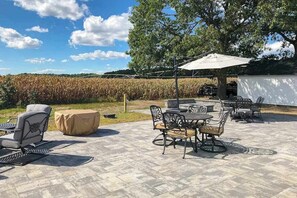 Outdoor dining - Fully renovated ranch home with large patio and firepit (Dagsboro)