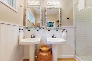 Shower, towels - South Bethany cottage with private pool, firepit, & more - 5 minutes from beach (South Bethany)