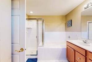 Shower, towels - Bayside at Bethany Lakes condo with fireplace, AC, shared pool & tennis court (Ocean View)
