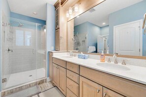 Shower, hair dryer, towels - Bayside Resort home with outdoor kitchen & dining, loft, gas fireplace (Selbyville)