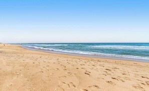 On the beach - Sea Colony oceanfront condo with private balcony, shared pools, & gym (Bethany Beach)