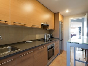 Kühlschrank, Mikrowelle, Ofen, Geschirrspüler