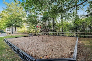Property grounds - Sea Colony condo with pools, hot tub, tennis, gym, & private deck (Bethany Beach)