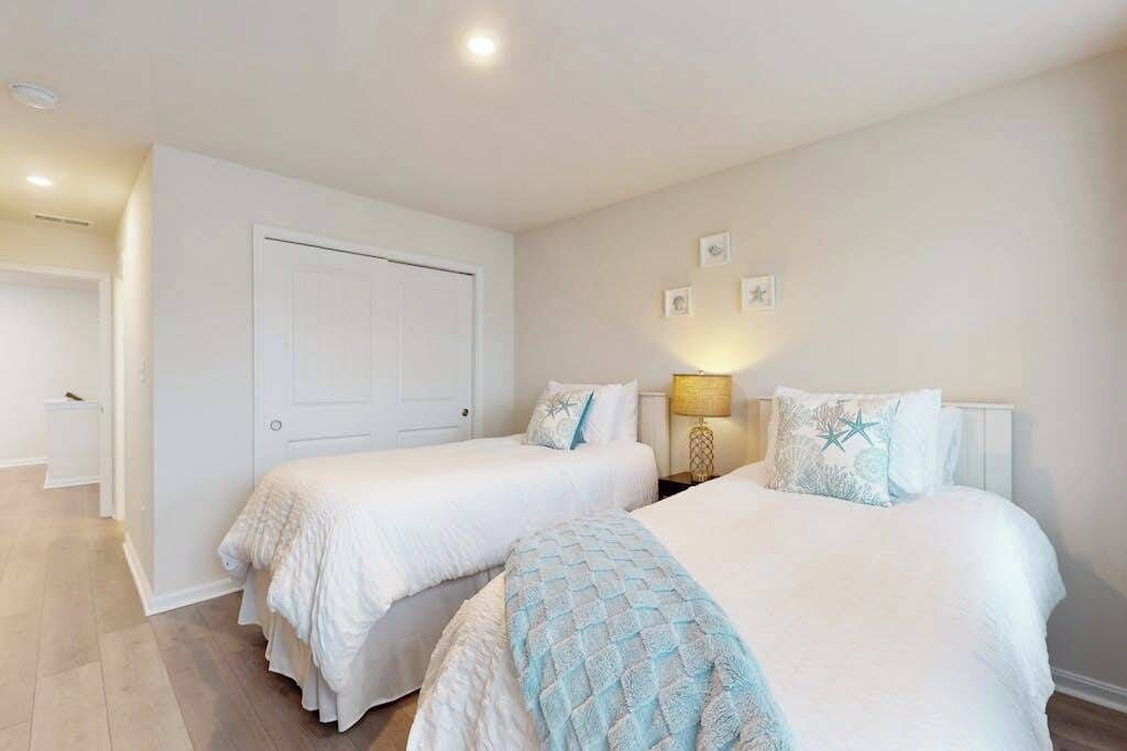 Desk, iron/ironing board, WiFi, bed sheets