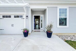 Exterior detail - Friendship Creek dog-friendly townhome with pool, dog parks, bikes, & W/D (Frankford)