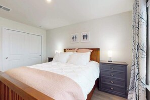 Desk, iron/ironing board, WiFi, bed sheets - Friendship Creek dog-friendly townhome with pool, dog parks, bikes, & W/D (Frankford)
