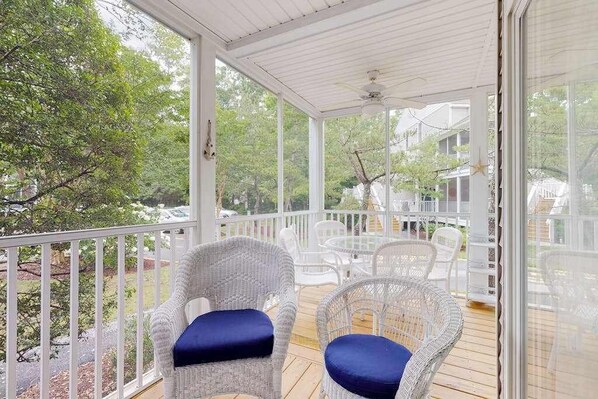 Outdoor dining - Sea Colony condo with access to pools, tennis courts, gym, & a private beach (Bethany Beach)