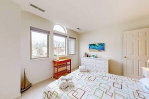 Iron/ironing board, WiFi, bed sheets - Plantations East dog-friendly townhouse with fireplace & water view (Lewes)