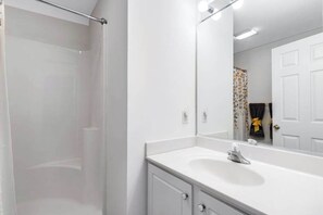 Shower, towels - Bethany Breeze - 38424 Driftwood Ct #629 | Townhouse in Frankford (Frankford)
