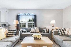 TV, offices - Bethany Breeze - 38424 Driftwood Ct #629 | Townhouse in Frankford (Frankford)