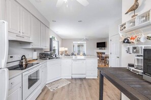 Fridge, microwave, oven, stovetop - Bethany Breeze - 38424 Driftwood Ct #629 | Townhouse in Frankford (Frankford)