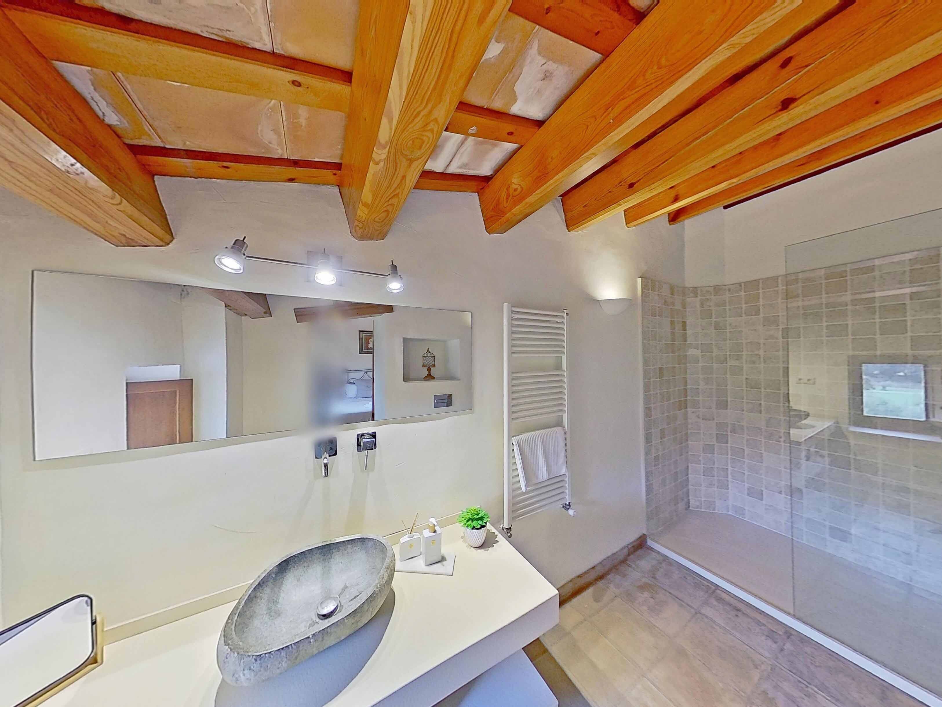 Douche, sèche-cheveux, bidet, serviettes fournies
