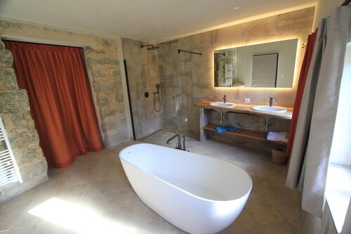 “A Nepita Double Deluxe Bathtub” Room, Wi-Fi and Air Conditioning