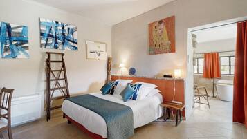 Iron/ironing board, WiFi, bed sheets