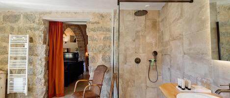 Shower, hair dryer, towels