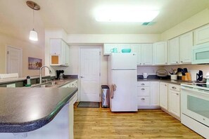 Fridge, microwave, oven, stovetop - Plantation East townhome near Route 1 with sunroom & fast WiFi (Lewes)