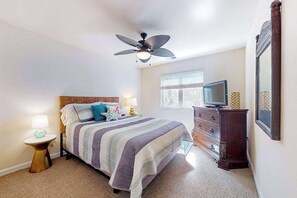 Iron/ironing board, travel cot, WiFi, bed sheets - Plantation East townhome near Route 1 with sunroom & fast WiFi (Lewes)