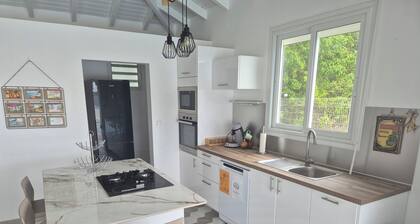 3 bedroom house with pool, sea view